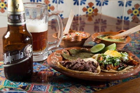 Tour de tacos por Cancún, cerveza local y mercado nocturno con transporte