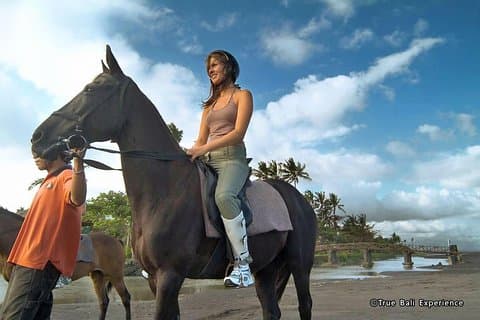 Paseos a Caballo para Disfrutar de la Fantástica Belleza de la Playa de Arena Negra
