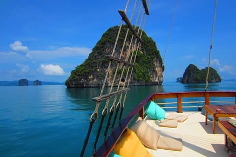 - Bekväm båt för cruising i Phang Nga Bay - "Måste-göra"!