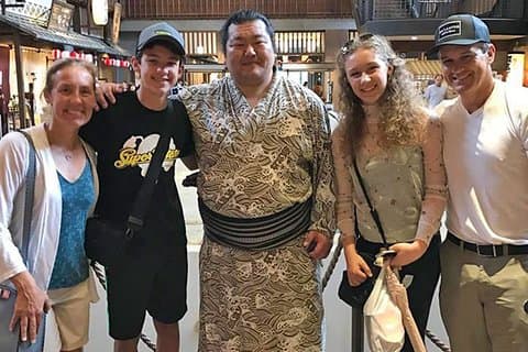 Excursão a pé privada em Ryogoku com lutador de sumô e guia mestre