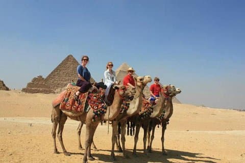 Full-Day Private Tour to the Giza Pyramids, Sphinx and Sakkara pyramids.