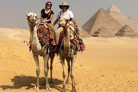 Pirámides de Giza, Esfinge y Pirámides de Sakkara, con paseo en camello y almuerzo
