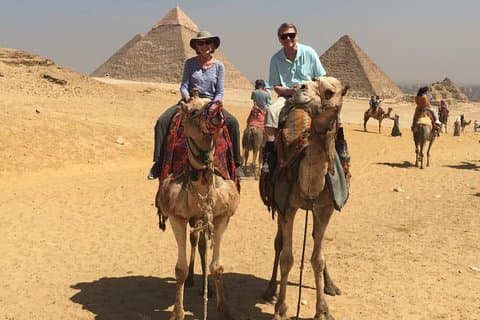 Tour de medio día a las pirámides y la esfinge de Giza, incluido paseo en camello