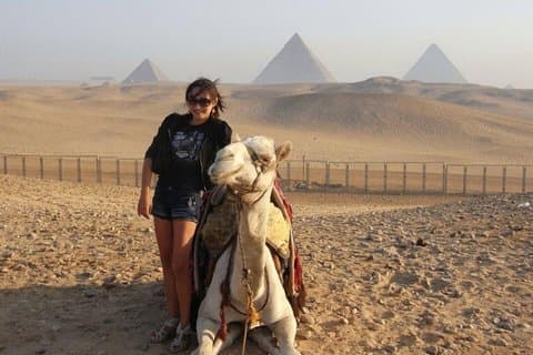 Camel Ride Sunsite em torno do Deserto das Pirâmides de Gizé