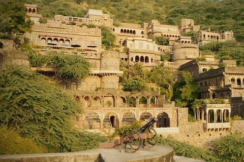 Tour privato di Abhaneri Stepwell da Jaipur con Bhangarh, il luogo più infestato