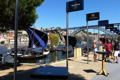 Tour privato a piedi fuori dal comune di Porto con un esperto locale