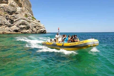Excursão de barco às grutas marinhas da Arrábida a partir de Lisboa com almoço e prova de vinhos