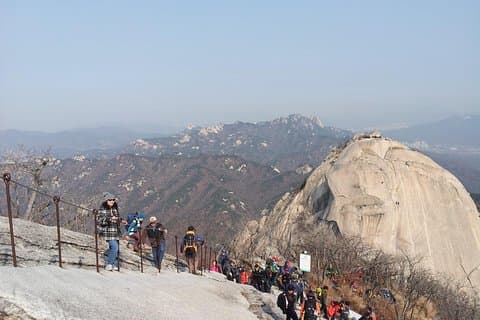 Tour escursionistico privato di Bukhansan (più membri meno costi a persona)