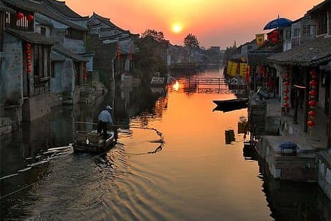 Private Fengjing en Xitang Water Town Sunset Boating Tour met diner uit Shanghai