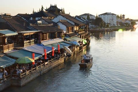 Shanghai Private Tour of Zhujiajiao Water Town and Jade Buddha Temple