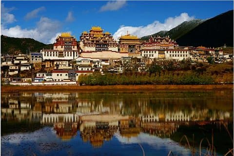 Excursión privada de un día a Shangri-La con visita familiar tibetana