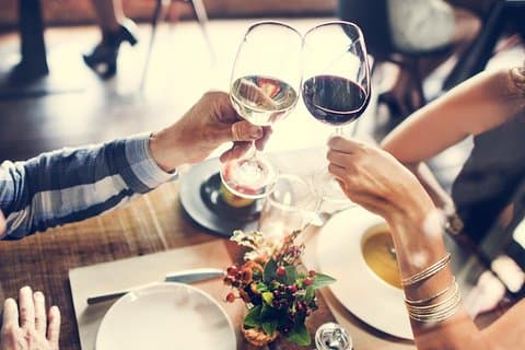 Visite privée à pied de Barcelone et dégustation de vins + dîner de tapas