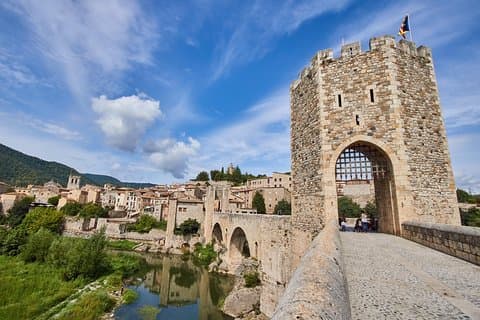 Trois joyaux médiévaux et déjeuner local Visite privée au départ de Barcelone