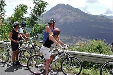 Excursion à vélo dans le volcan Kintamani et le temple de Goa Gajah
