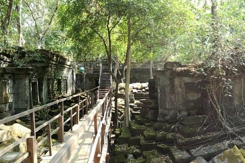 Bueng Mealea and Floating Village 1-day Tour