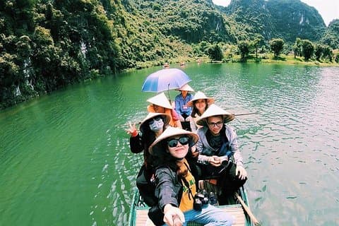 Ninh Binh Day Tour til Hoa Lu Trang An Mua Cave med buffet lunsj