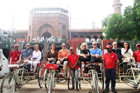 Gruppenausflug in Rikschas durch Alt-Delhi