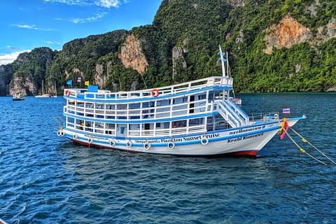 Maya Bay Sleepaboard Tilbring natten på vår spesialbygde båt i Maya Bay