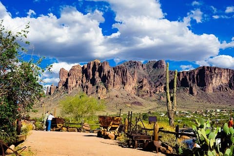 Pequeno grupo Apache Trail Day Tour com Dolly Steamboat de Phoenix