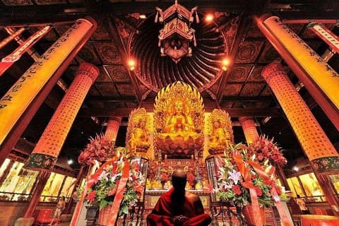 2-Hour Private Shanghai Longhua Temple Walking Tour