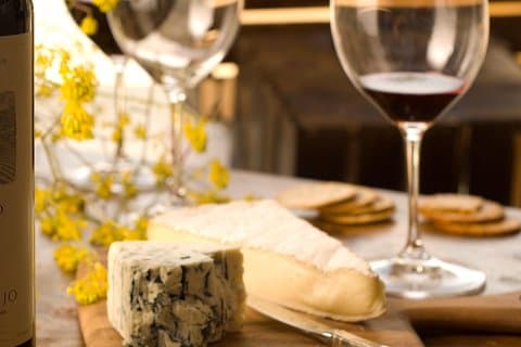 Maridaje de vinos y quesos en París Clase magistral privada en un Bistrot