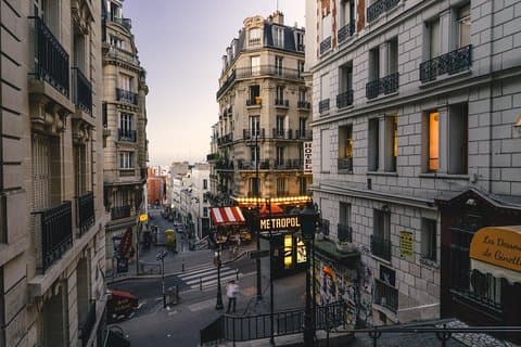 Excursão particular: Excursão a pé por Montmartre, jantar e cabaré Au Lapin Agile