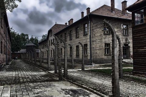 Auschwitz Birkenau Full Live Tour Guidato con Trasporto