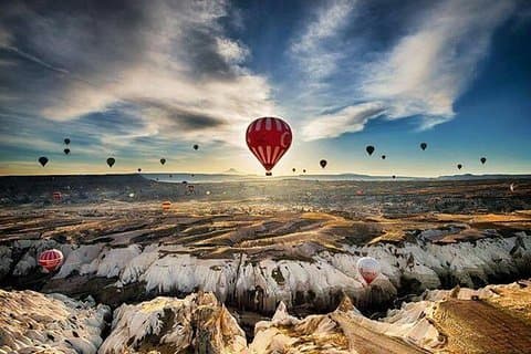 Visite de la région de la Cappadoce en petit groupe à bord d'une montgolfière