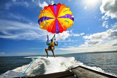 Parasailing Adventure, Banana Boat & Jet Ski Experience en Tanjung Benoa