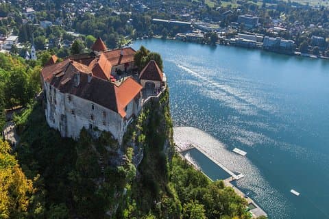 Slovenien på en dag: Bledsjön, Postojna-grottan och Predjamas slott