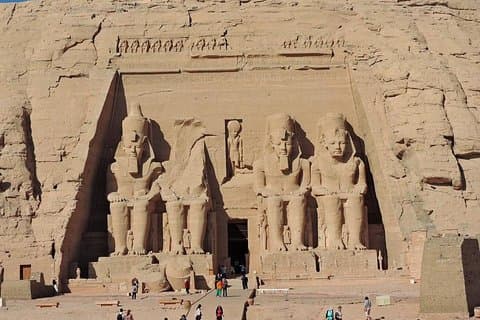 Excursão privada aos templos de Abu Simbel saindo de Aswan com almoço