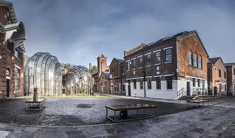London til Portsmouth Port med BOMBAY Safir Distillery Oplev på vej