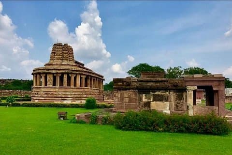 Explore Badami, Aihole and Pattadakal from Hospet with brunch