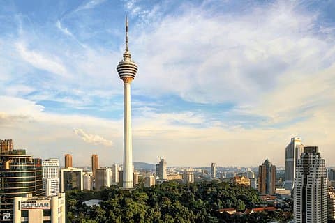 Salta la seccatura: biglietto per la torre KL con prelievo privato dall'hotel