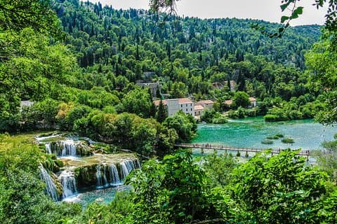 Tour privado del Parque Nacional de Krka desde Zadar con traslado a Split