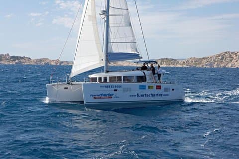 Privécatamarantochten naar het eiland Lobos in Lagoon 400