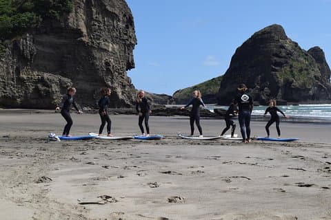 Lezione di gruppo presso Piha Beach, Auckland
