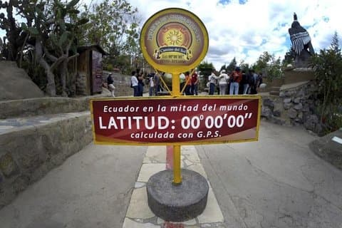 Quito-Halbtagestour: Äquatorlinie und Pululahua-Krater, alle Eintritte inbegriffen