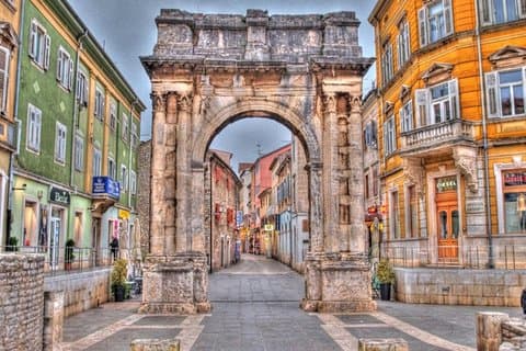 Excursão guiada privada pelos lagos de Plitvice saindo de Zagreb com traslado para Pula