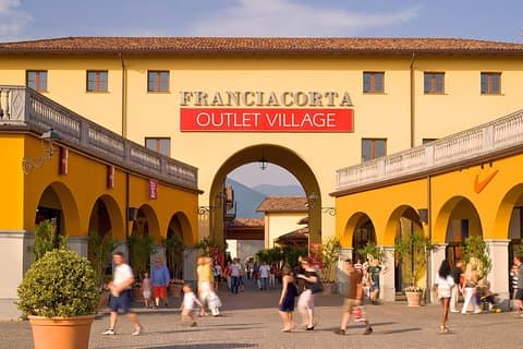 Winkelen in Franciacorta Outlet: privé transfer vanuit Verona