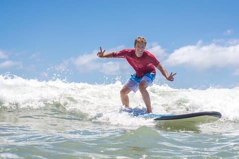 メリックス・ヌーサ・ラーン・トゥ・サーフが指導する、サーフィンの2時間グループレッスン