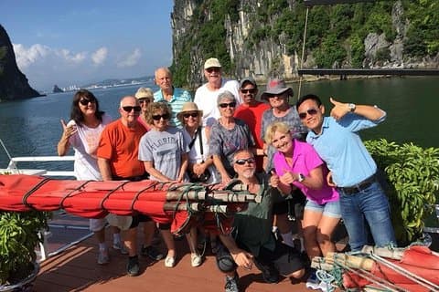 Lille gruppe Halong Islands, Cave, Kajak. Fisk og skaldyr frokost. Overførsler