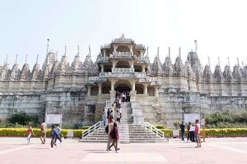 Privétour van een hele dag naar Ranakpur en Kumbalgarh vanuit Udaipur