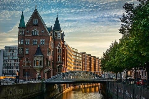 Tour privado a pie por Hamburgo con un local