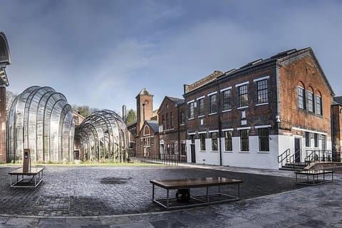 Puerto de Southampton a Londres con BOMBAY Sapphire Distillery Experience en camino