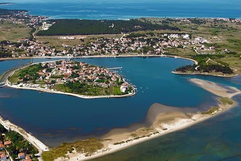 Besøk den flere hundre år gamle byen Nin og svøm og gå tilbake til Zadar