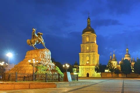 Anpassad hel dagstur i Kiev av lyxfordon