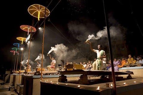 Tour de día completo por la ciudad de Varanasi, visita Sarnath, incluida la noche Ganga Aarti