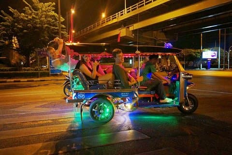 Bangkok Under the Night Lights av TUK-TUK (SHA Plus)