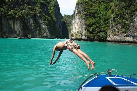 Phi Phi & Maya Bay PREMIUM Viaggio in motoscafo: cibo completo e ritiro